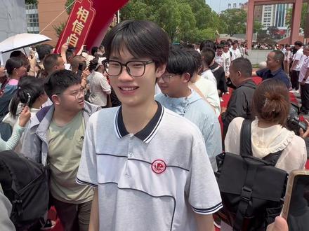 寒窗苦读12载 祝你们金榜题名 !我会牢牢记住你的脸#高考加油 #学校高考倒计时 #高考壮行 #欢送高考 #宝藏含山