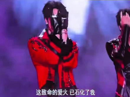 我真没想到这个滑跪是橹橹啊啊啊啊啊啊啊谁想出来的后面接恩恩镜头赏赏赏!!!坐等双人舞台坐等站姐出图!#橹穆 #神级现场 #舞台