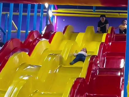 注意不要随便玩各种危险滑梯 #滑梯 #危险无处不在 #玩滑梯