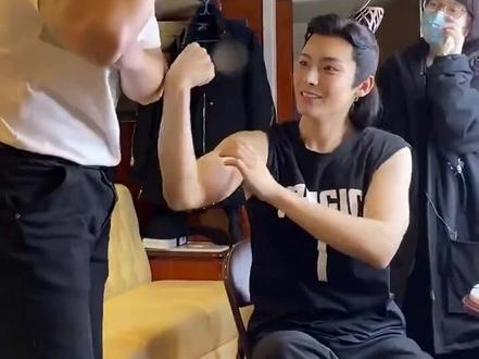 #侯明昊 #看到最后 #狮子座 #幕后花絮 #剧组日常 狮子座的胜负欲哈哈哈😂