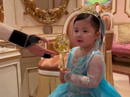 港迪最值得的项目 在女儿三岁生日带她来体验迪士尼的魔法化妆厅,让她在全世界最快乐的地方,成为迪士尼认证的公主#公主裙公主梦 #我的女孩👧🏻 #女儿是世界上小小的我啊 #生日 #迪士尼公主