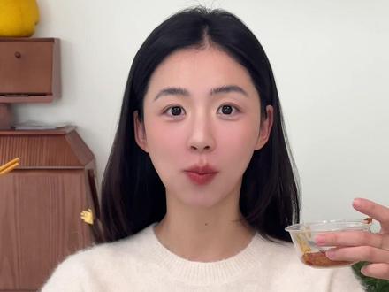 学了中医才知道 情绪稳定是可以吃出来的 五味入五脏
每一种味道都藏着安抚心绪的密码:
🔸emo低落—食辣
🔸焦虑忧思—食酸
🔸暴躁易怒—食甜
🔸萎靡拖延—食咸
🔸心火旺盛—食苦
(一定要适量哦!过量反伤身!!)
我们一起好好吃饭 好好睡觉
养好自己 别被情绪不稳定偷走宝贵的能量
#中医养生#情绪管理#黄帝内经#我的健康生活#药食同源