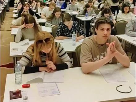 #中文十级听力考试 歪果仁中文十级听力考试,网友表示:身为中国人的我也听懵了。#外国人中文听力考试 #中文听力 #留学生 #中国留学生