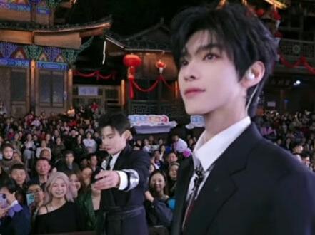 龙浩天4月24日直播间,001男团舞蹈老师跟嘉宾徐生舞蹈互动,@龙浩天🐲 (重庆酉阳酉州古城直播) @徐生 #舞台互动瞬间 #粉丝互动现场 #完美组合 #舞台与粉丝互动名场面 #控场名场面