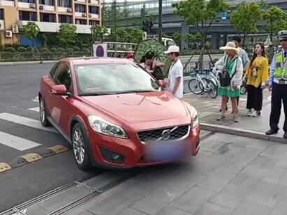 #高考 英语考试,考生迟到5分钟无法进入!家长请求无果。虽然同情,但成年人应该守时守规,你认同吗?