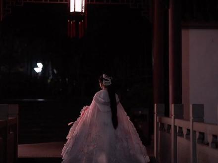 “仲溪午大概永远也不会想到华浅曾经喜欢过他,也曾想过入宫嫁给他”