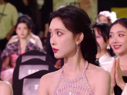 白鹿李昀锐见孟姐秒怂!十指紧扣变立正站好,CP发糖也得看人下菜碟#白鹿 #李昀锐 #孟子义 #娱乐评论大赏
