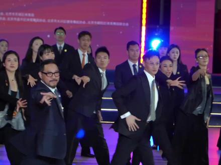 央视点赞“西装拉丁”!裁判团正装即兴起舞,摸鱼二人组却火出圈
