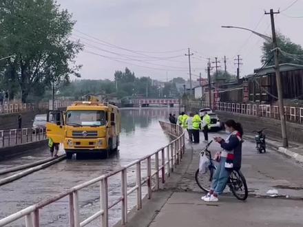 大水淹了马路东铁路地道桥!!!