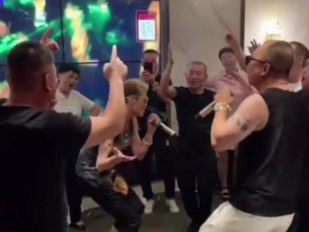 上个视频火了很多人想看黄头发姐姐,今天,她来了#音乐 #杨浦区战歌