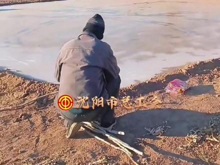 东北爷爷这样宠孙子
连续两年在家里给孙子建滑冰场
这隔辈亲谁顶得住
(编辑 孟雪 责编 王牡丹)