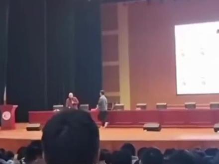 庐江中学回应陈宏友被学生抢话筒:不会处理学生