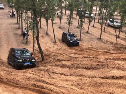 路虎揽胜运动Vs路虎卫士你们觉得谁会赢 #路虎揽胜运动版 #路虎卫士 #路虎 #路虎改装升级