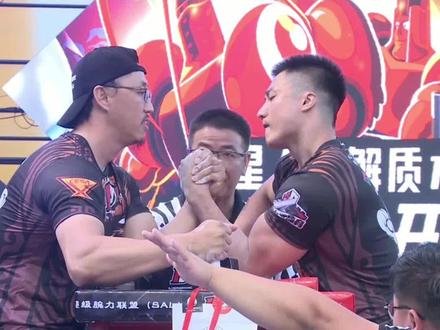 #掰手腕 #斗腕 21年青岛斗腕公开赛
86公斤级左手
于鹏毅VS藏佳奇