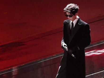 好长一条人😲(再发一遍,这个清楚一点#湖南卫视跨年晚会 #张凌赫