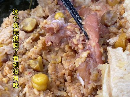 广西灵山的猪脚大粽,要8-10个人左右才吃得完#这粽子够过瘾了吧 #猪脚粽 #灵山大粽