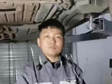底盘出发出异响不用恐慌,有可能是护板有应力#汽车维修 #底盘异响松散