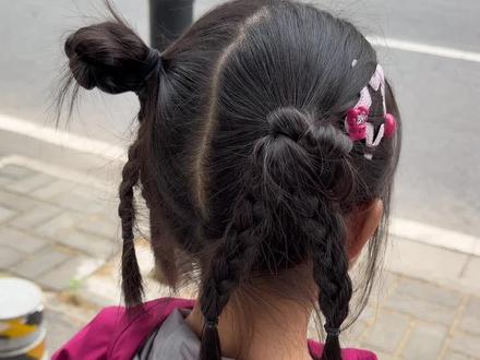 上学给宝贝扎这款双丸子头,蹦蹦跳跳不会掉#女童发型编发教程 #编发教程 #儿童编发 #编发简单易学 #日常编发