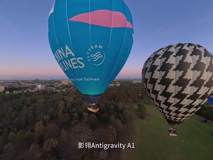 影翎 Antigravity A1:全景无人机首测 满血VR视频,请在隔壁观看
如果你还在用传统无人机的视角看世界,那你可能真的会错过影翎 Antigravity A1。
它 249 克,看着像入门机,避障也只有前方,参数一点都不“炸裂”——但真飞起来的那一刻,你就会懂,它玩的是完全不同的赛道。
A1 是一台“看比拍更爽”的无人机。
第一次把飞行眼镜戴在朋友头上,他们发出的那声“哇”真的很值钱
A1 的操作方式更像用身体飞:
你转头→视角跟着动;
你手腕一提→方向自动过去;
像拿一支会飞的激光笔,把自己送上天空。
越是没玩过无人机的人,上手越快;反而老飞手要花一点时间“忘掉以前的习惯”。
更神奇的是,全景相机不仅是它的镜头,也是它的“眼睛”。
360° 的画面实时送到你眼前,你转头就能判断距离、速度和空间,仿佛开启鸟类模式。
我直接在密密麻麻的钢缆赛道之间穿来穿去,那种灵活程度,传统无人机不敢想,FPV 都得犹豫三秒。
全景带来的最大爽点?效率爆炸提升。
传统无人机:
飞一遍找角度→再飞一遍实拍→云台俯仰没控好还得 NG。
A1:
边找边拍,回家再打点、追踪、找视角。
同一块电池干出两倍活,效率至少提升 30%。
拍摄出来的画面,不是“前后左右”,而是整颗球体把你包住。
你不是“看风景”,你是被风景吞没。
A1 的玩法也被它自己打开了——
⚽ 户外运动沉浸式观看
🏀 篮球、滑板、街头运动不打扰、不破坏节奏
🏡 房地产外景 360 VR
🎮 把天空变成你的第一人称空间
A1 的画质也不含糊:
飞行眼镜是 2560×2560 Pancake + Micro-OLED,直接给你一个 200 寸空中巨幕。
当然它也有一些小限制,比如不适合在移动载具上操作,也确实对社恐不太友好(你戴着那套装备确实挺显眼😂)。
但只要你敢飞,它就能给出完全不同的影像世界。
影翎 A1,摆脱重力的那一刻,你不再只是拍摄世界,你是“进入”世界。
素材我都放在视频里了,建议一定去看 VR 全景版——
你会理解,为什么我说:
它不是无人机,它是第一次真正把“飞行”这件事交到你身体里
#影翎无人机 #antigravityA1 #全景无人机 #影翎A1 #360全景