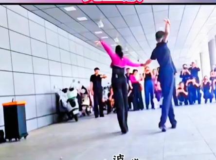 网红舞接二连三
为感谢老师们的辛苦创编
我们也跟风学学吧😄