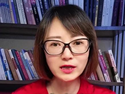 马年祝福:红梅吐蕊笑映雪,爆竹迎春喜满堂。值此新春佳节,上官玉琴祝愿您与家人:身如青松常健,笑若春风永存。家中餐饭飘香,窗前灯笼暖亮。老人鬓边添的是福纹,孩子身上涨的是智慧。
愿您的事业:似江潮奔涌一浪高过一浪,如鲲鹏展翅一层更上一层。手中的活计全顺手,心头的梦想都开花。纵有小沟坎,抬脚即成阳关道;偶遇倒春寒,转身便是艳阳天。
愿您的日子:柴米油盐都是诗,晨昏四季全是画。银行卡里的数字天天涨,锦绣程中的脚印步步高。逛早市时菜篮沉甸甸,看晚霞时茶盏热腾腾。
更愿这人间:四海春风梳柳绿,九州福字映联红。南北东西,处处都是团圆景;大人孩子,人人都有笑开颜。
祝发红包的发大财,收红包的发大财,做饭的发大财,吃饭的发大财;喝酒的发大财,不喝酒的发大财,男的发大财,女的发大财,祝大家马年大吉马年发财马到成功马上成功马放南山马踏飞燕一马平川一马当先马运亨通绝不马虎!#上官玉琴 #亲爱的同志 #新春祝福 #马年 #新春快乐 @亲爱的同志