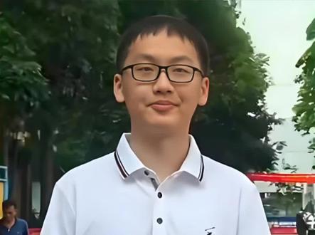 #郑博元 #广西桂林人
#广西名人 #高考状元
#全州人 @DOU+小助手
郑博元,广西桂林市全州县才湾镇人,毕业于南宁三中,2026年高考以717分(语文133分、数学143分、英语147分、物理100分、化学99分、生物95分)夺得广西理科状元,被清华大学计算机专业录取。