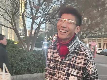 张半仙“假晕”避约记:躲“富婆”纠缠不成,转身现身闹市被“偶遇”
张半仙昨日下午的“突然晕倒”事件,如今真相大白——原来是为了逃避某位“女富婆”的纠缠,他竟自导自演了一出“晕倒戏码”,只为躲避一场不想赴的约会。可谁料风波才过不久,就有人瞥见他已神色如常,悠悠然出现在西藏中路五马路上逛街,俨然无事发生。#边缘话题 #上海市自媒体