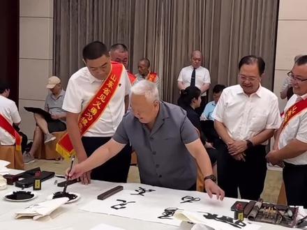 原山东省政协副主席、山东见义勇为基金会会长陈光主席为淄博市见义勇为道德模范王文潭、山东省见义勇为道德模范王晓父子题词💥💥💥