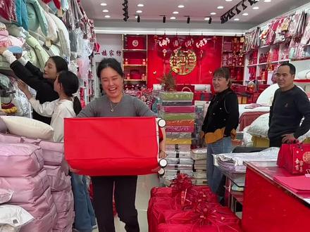 父母决定了你的起点,而妻子决定了你的终点。如果把男人比喻成一家的顶梁柱,那么女人就是家里的定海神针。妻子的重要性不言而喻,因为她掌握着一个家庭幸福的风向标,所以男人想成大事,最简单直接的做法,就是“对老婆好”。#喜结良缘 #纪录美好生活 #上热门🔥 @抖音小助手