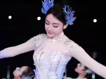 迪丽热巴最丑春晚造型出现了…
形象设计师教练告诉你造型到底怎么做才会更出彩!
#春晚 #迪丽热巴 #迪丽热巴同款 #造型