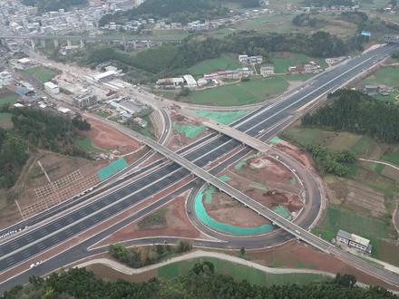 成南高速仓山收费站,目前还在修建中,上高速的匝道还没有完全修好,不知道能不能在元旦和成南高速正线一起通车#成南高速扩容 #仓山收费站 #德阳大疆文庙授权体验店 @DJI大疆德阳授权体验店