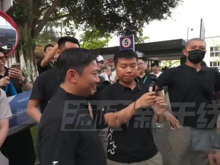 国货双雄同框! #馆长#张雪机车#台湾馆长喊话华境S赶快热卖到台湾 #两岸一家親#祖国统一