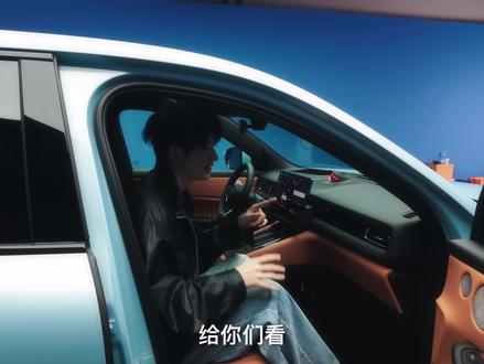 这次问界M6带来了副驾灵感橱窗和可扩展的车内磁吸功能,后续车主肯定会有很多自己DIY的玩法,更多的详细功能等我后续正片😏#问界M6搭载可DIY副驾灵感橱窗 #问界M6磁吸生态怎么玩