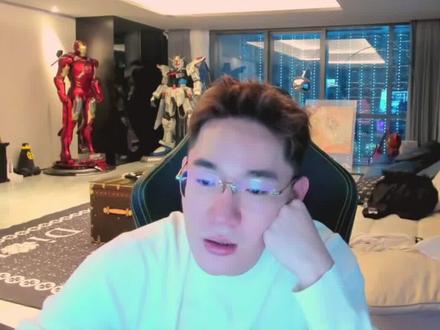 你以为金银暴跌,是行情突然变了?😮💨
更常见的真相是:**预期先变了,仓位太挤,流动性一下断了**,所有人同时往门口冲。🔥
这类下跌,表面看是价格崩了,底层其实是三股力量叠在一起。
第一是利率预期的影子📉。一旦市场觉得高利率可能待得更久,贵金属往往第一个被拿来兑现。
第二是数据给了“再等等”的理由📊。通胀相关数据偏硬,资金只关心一件事:降息会不会更晚。
第三,也是最容易被忽略的——仓位和杠杆🤯。涨得太顺,追进去的资金一多,回撤一来,就会连锁踩踏。
你看到的是一根下跌K线,没看到的是:
预期变化 → 第一波抛压
数据确认 → 第二波撤退
拥挤仓位 → 被动减仓 + 程序触发
价格被迅速压到更低的位置。
真正重要的问题不是“能不能抄底”,而是**你能不能活着等到下一次机会**💡。
行情顺的时候谈长期逻辑,行情逆的时候硬扛,这不是研究,是情绪换皮。
交易里,真正的补给线不是信念,是现金、空间和纪律📌。
别急着证明自己是对的,先把自己放在——**不管涨跌,都不崩的位置上**。✨
行情从来不缺机会,缺的是在最混乱的时候,仓位不乱、规则不乱、心不乱的人。
#黄金 #白银 #外汇黄金 #交易员 #知识分享