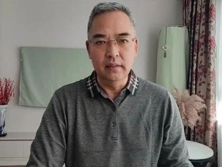 爸爸凌晨加班回家,女儿一个举动,让无数打工人瞬间破防#热点#打工人 #社会百态 #短视频创业 #自媒体