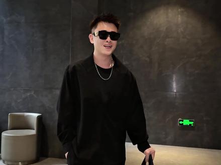 小脑都给我干萎缩了,这两脚…换来了我一生的内向#意想不到的结局 #男生穿搭 #春季穿搭 #休闲穿搭 #老钱风