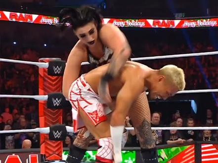 感受一下雷亚里普利的力量,男摔跤手扛起来非常轻松,女摔跤手完全吊打#wwe #罗曼雷恩斯 #赛斯罗林斯 #雷亚里普利 #圣盾军团