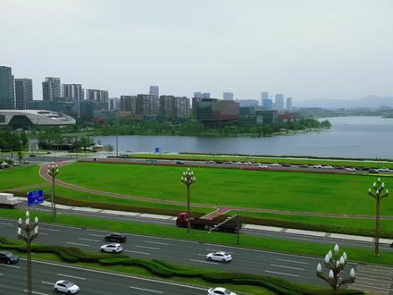 为什么说现在的四川人不纯正。四川人祖上都是"外地户口"?翻开族谱吓一跳!从南宋到清朝,四川经历了八次"人口大换血"。蒙古军队打进来时,川人硬扛了48年,人口从1300万暴跌到60万,活下来的人还没现在县城多!元末红巾军起义,湖北妹子明玉珍带兵入川建政权,难民潮水般涌入。这还不算完,明末张献忠搅局,清军、南明军、土匪混战,老虎都跑到成都街头遛弯了!顺治年间全川仅剩8万人,比大熊猫还稀少。朝廷急眼了,硬逼着湖广百姓往四川搬,这才有了"湖广填四川"的壮举。乾隆年间人口飙到779万,到咸丰直接突破4400万!现在四川人祖上三代,十有八九都是外省移民后代,说"纯正四川人"?那得穿越回宋朝找!你怎么看?#四川人