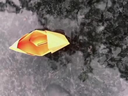 《纸船和风筝》友谊能给人们快乐,而当我们的友谊产生“裂缝”的时候,赌气只能使“裂缝”扩大,宽容和谅解才是最好的解决办法。#二年级上册语文 #课文动画 #课文朗读