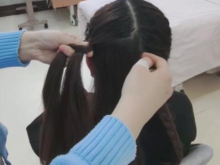 "分娩前的仪式感✨助产士亲手为你编起'催生辫'!"
一梳一编,融入的是经验与温柔,传递的是安心与力量。用指尖的温度,编织顺产的祈愿。
#分娩日记#催生辫#温暖分娩
#南和区人民医院产科