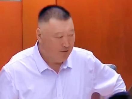 见过不少违体动作,这种直接搂膝盖的真没见过,匪夷所思,不知道高铁这会脑子咋想的#高诗岩 #原帅 #cba #篮球