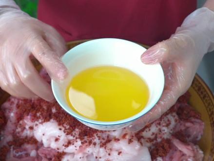 放了这个香肠调料真的不用再放盐和味精酱油啥的了,不然真的没法吃的#灌香肠 #美食制作分享 #自制香肠