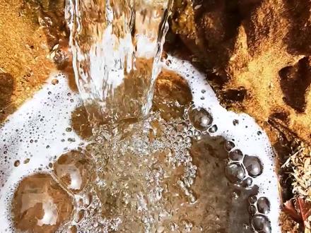 阿拉善微江,世界上最短最窄的河!#旅行推荐官 #吕丹 #记录旅行时光 #喜欢爬山🏃感受大自然的气息🍀 #旅行 #阿拉善天池 #保持热爱奔赴山海 #自驾游 #最美的风景在路上 #我的旅行日记 #户外 #治愈系风景