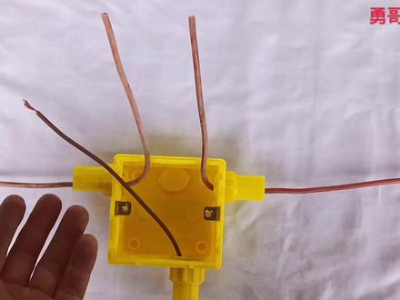 工地电工演示:两根4平方硬铜线和一根2.5平方软铜线并接方法