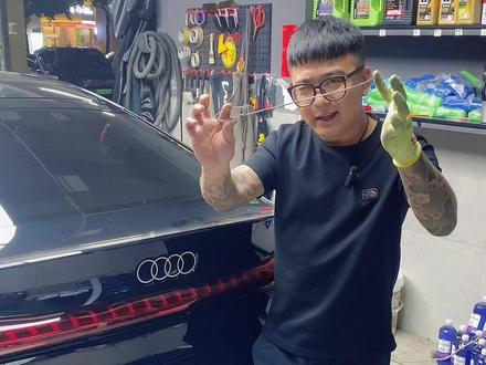 新款奥迪系列,奥迪A5嵌入式门拉手拆卸方法以及安装步骤 新车入场,我踩雷你避坑系列,奥迪的门拉手外壳拆卸技巧#阿赵贴膜 #奥迪 #原创作品 #每天一个用车知识