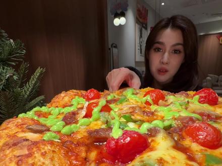 必胜客吃了一个这么大个的披萨?! #必胜客 #必胜客10寸手作薄底披萨 #底薄料更多
#圣诞奇幻之夜 #晒出你的圣诞大餐