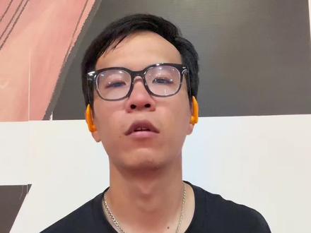 安踏狂潮8 PRO实战初体验 对我个人而言,狂潮8 PRO是目前的最强狂潮吗?我认为这一点毫无疑问,毕竟我自己不喜欢5 PRO前掌的极致贴地,它的缓震对我也不太够用;6 PRO整体太过强硬,侧墙顶脚的情况也比较难克服;7 PRO则是没有特别大的亮点。但如果你是因为“最强狂潮”这个名字来选择它,那我认为它也未必会让你觉得特别惊喜,对我自己而言,狂潮8 PRO最强的地方就在于他们在细节处的精益求精,最终将木桶的每一块板子找得几乎同样平,是高强度下的安全感与那种不刻意强调存在感的扎实,也是LATTICE晶格与氮90组合的奇妙脚感。但狂潮8 PRO并非是一款主打“体验感”的旗舰产品,我上文中单独拎出的每一个点都很难在初次上脚时快速给你惊喜,但当你穿着它打球之后,应该就能知道我为何评价它为“最强狂潮”了。
#狂潮8pro #狂潮 #进攻永动机 #实战篮球鞋 #球鞋评测