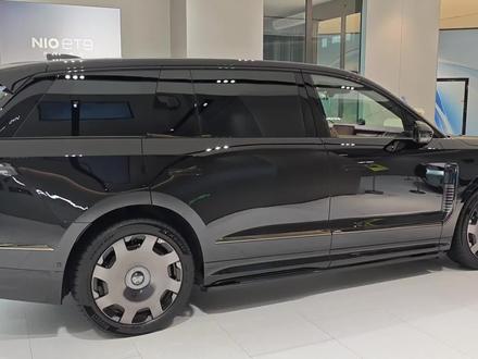 昨天去看#蔚来es9 销售给展示5D底盘我问为什么叫5D,他说不太清楚,就是很厉害的意思我说就是天行底盘的具象化描述在车外看车来回弹跳跳动,作为知情人,我觉得有意思,作为不知情的人,如果他们看到,会是什么心情呢?