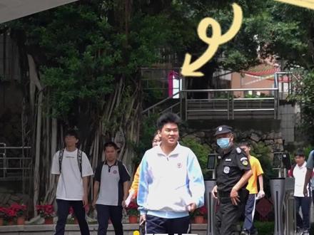 #现场 丨 福州八中考点上午10:15物理考试结束,考生面带笑容自信走出考场!(编辑:唐笠洪 (实习))#2023高考必胜