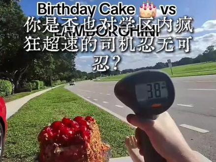 超速我就用吃的喝的狠狠砸你的车 你是否也对学区内疯狂超速的司机忍无可忍?这位美国博主提出了一个极具争议的解决方案。视频中,他手持专业的雷达测速枪,在各个限速20或25英里(约32至40公里)的学区及儿童玩耍区路段进行蹲守。无论是轿车、SUV还是U-Haul货车,一旦测速枪捕捉到远超法定限速的读数,例如时速55英里,他便会毫不犹豫地扔出手中的“惩罚”。这份菜单相当丰富:从生日蛋糕、热狗、碎牛肉,到提神醒脑的咖啡,甚至是寿司和生菜。这种略显极端的“食物正义”自然引发了冲突,一名被寿司击中的司机停车理论,质疑“孩子们都在学校”,博主则强硬反驳“但警示路标就在街上”。尽管这种私人执法行为本身违法且极度危险,但它确实以一种病毒式传播的方式,迫使公众重新审视学区超速这一长期存在的致命安全隐患。#美国 #美国生活 #超速 #学区 #极端